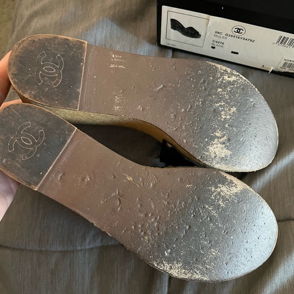 CHANEL CC slide on mules. Black leather - Picture 5 of 8